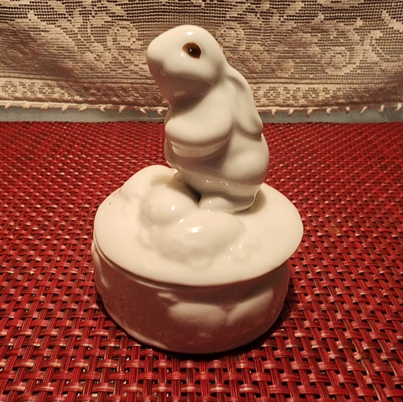 Trinket Box with Bunny finial - Picture 1 of 7